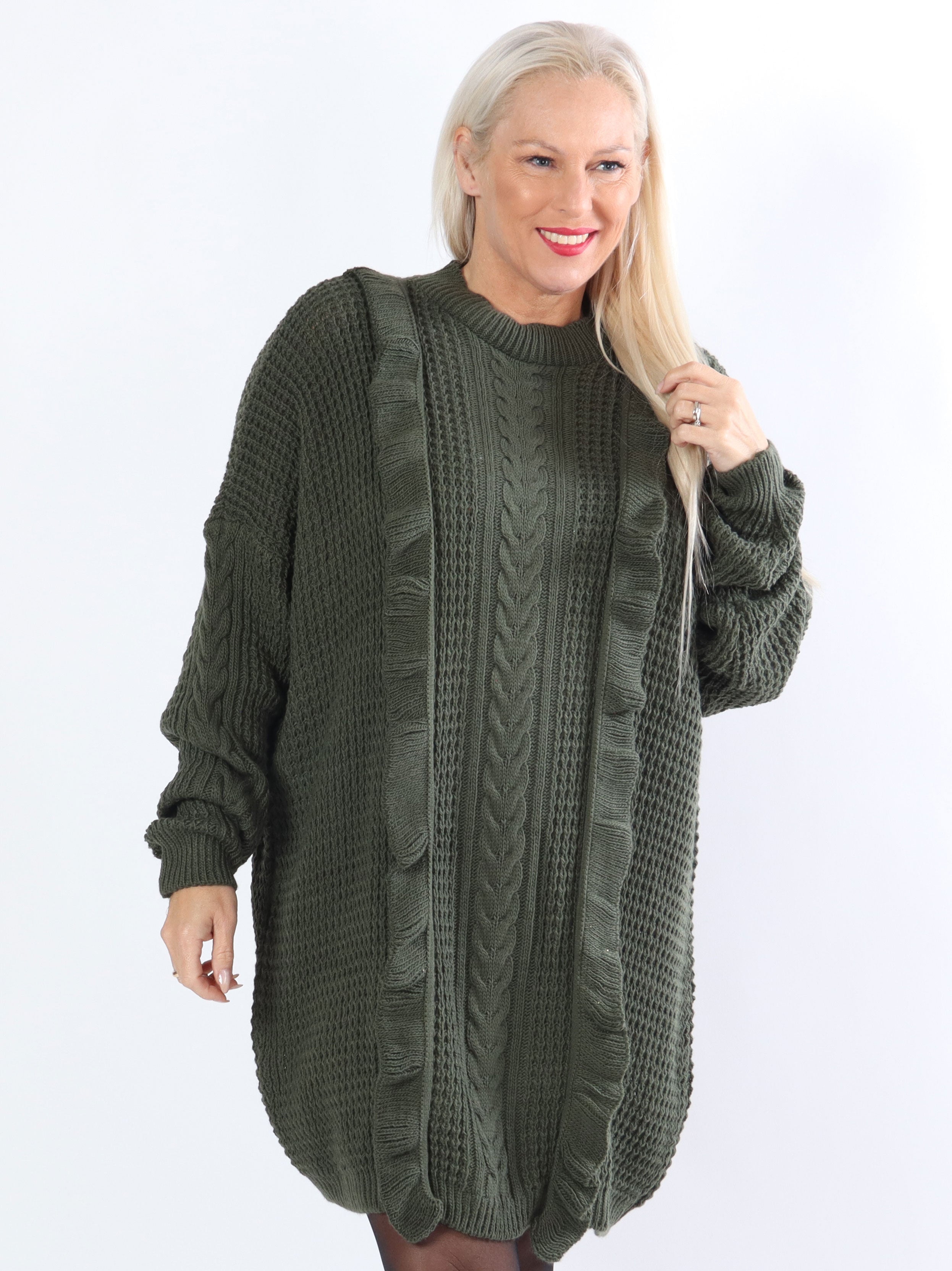 Lalisa - Plus size stickad klänning med kabelstickning och volanger - Pink